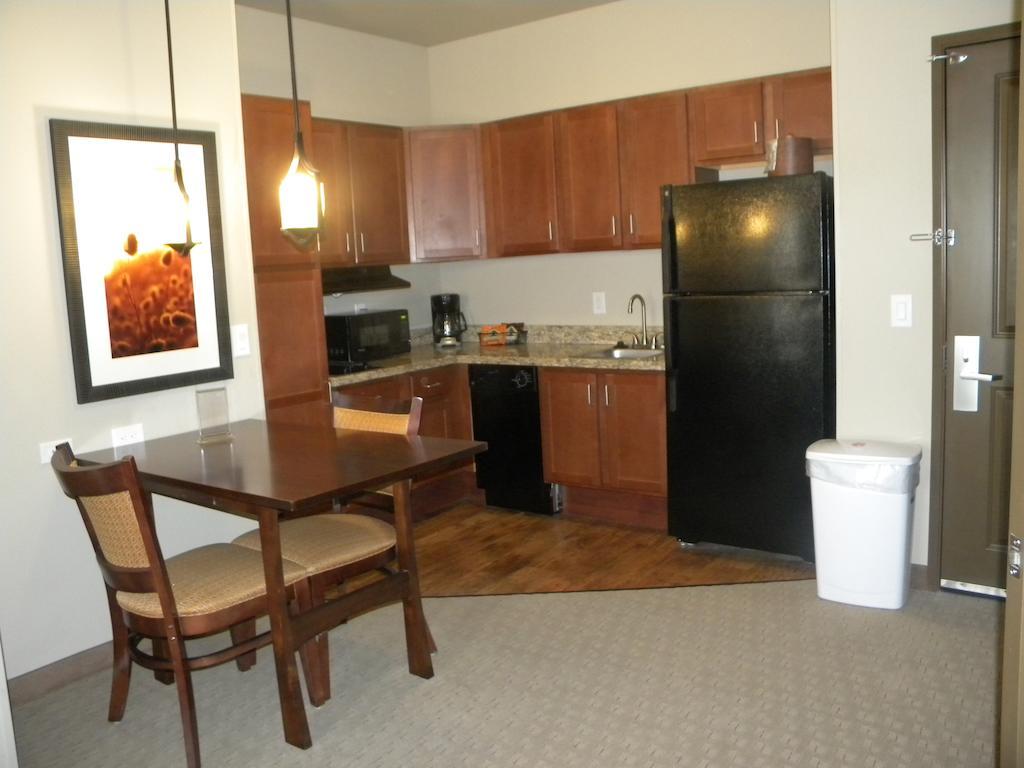 Teddy'S Residential Suites Watford City Екстер'єр фото
